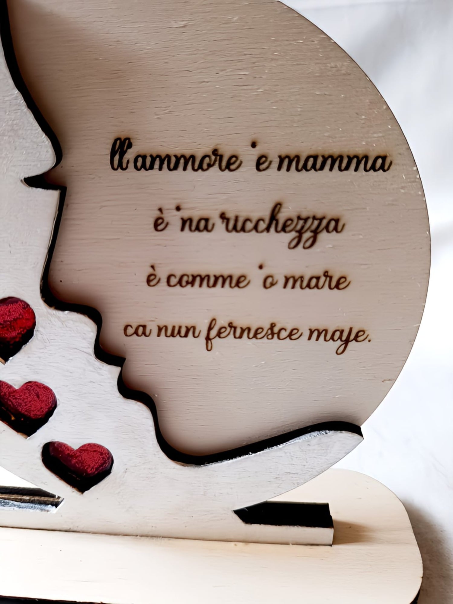 Wooden silhouette of mother and child with red heart accents and engraved Italian quote