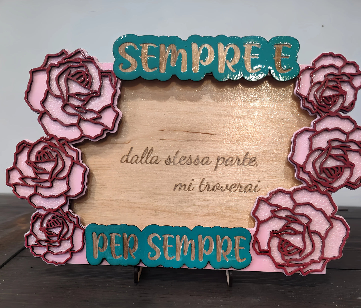 Wooden plaque with pink and red roses, Italian text 'SEMREE PER SEMPRE' and floral border