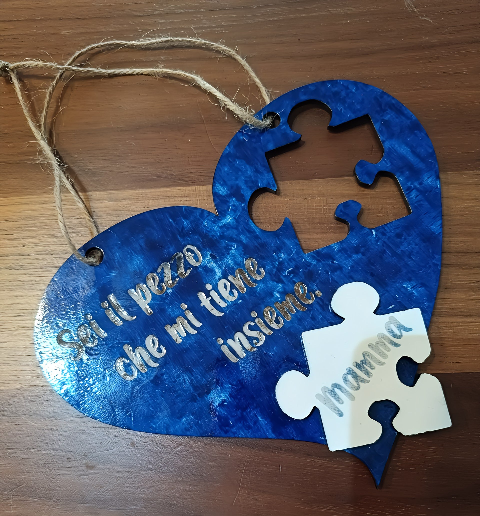Blue wooden heart plaque with puzzle piece cutout, Italian text, and white puzzle piece labeled mamma