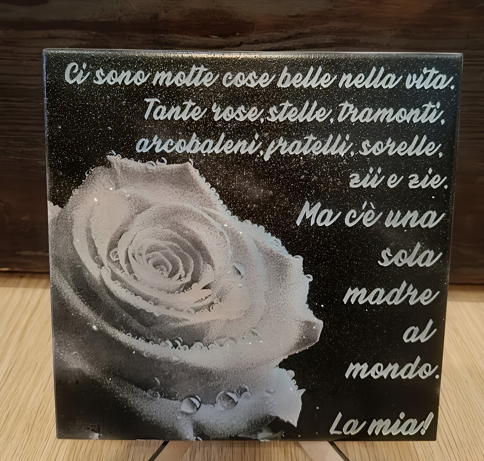 Decorative plaque with Italian quote about mothers, featuring a grayscale rose with water droplets.