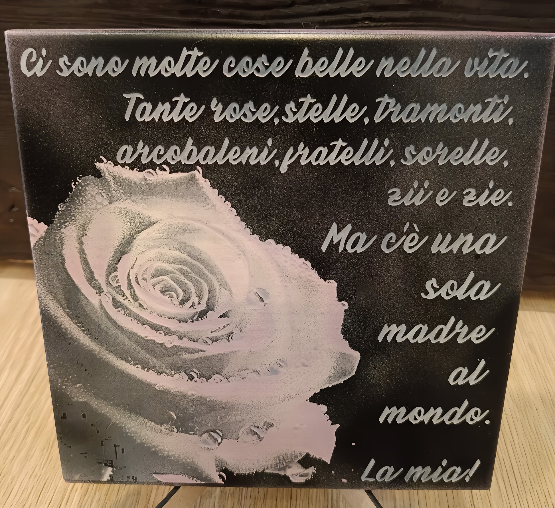 Decorative plaque with Italian quote for mother and pale pink rose on black background