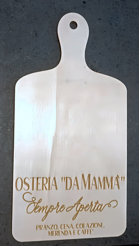Wooden cutting board with 'Osteria Da Mammà' engraved, on a dark stone surface