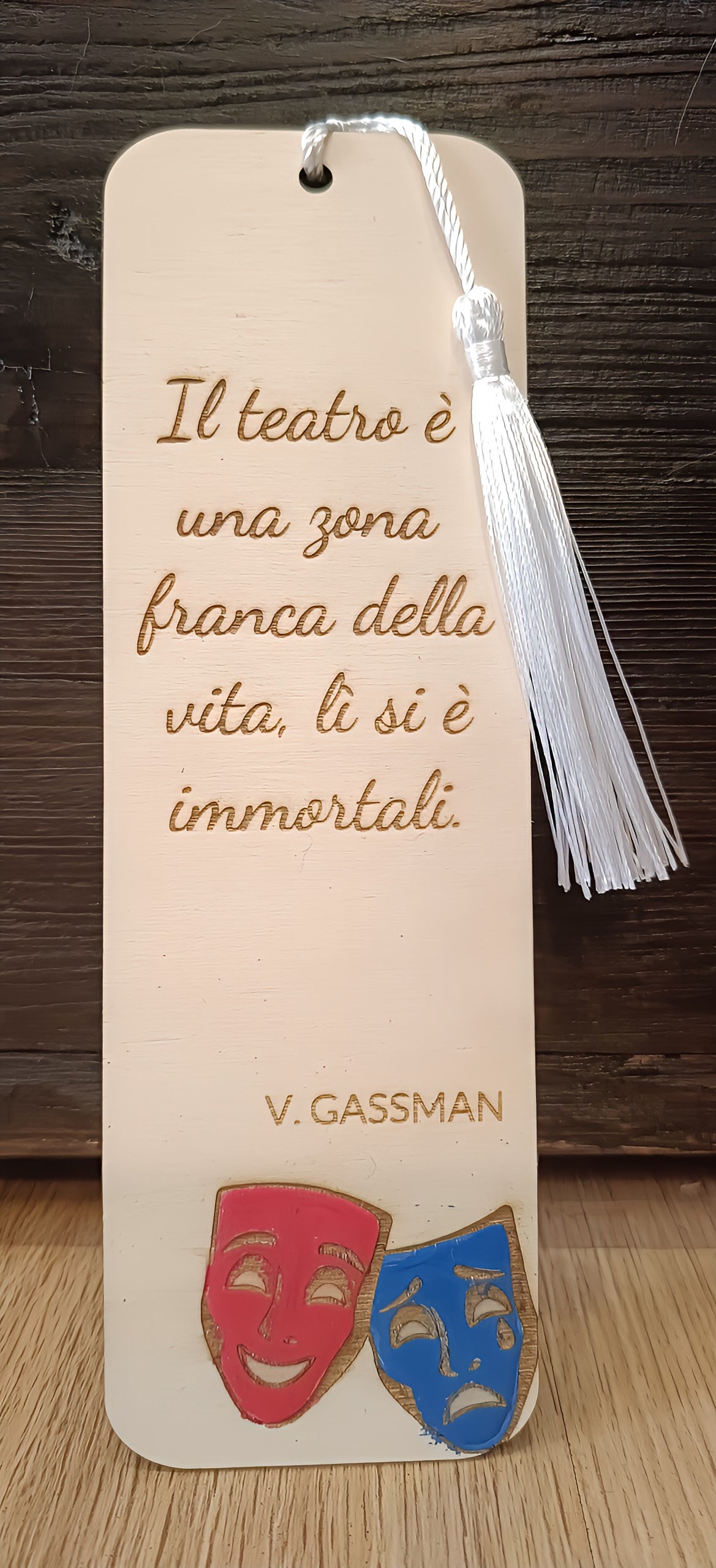 Wooden theater bookmark with engraved Italian quote, red and blue drama masks, white tassel