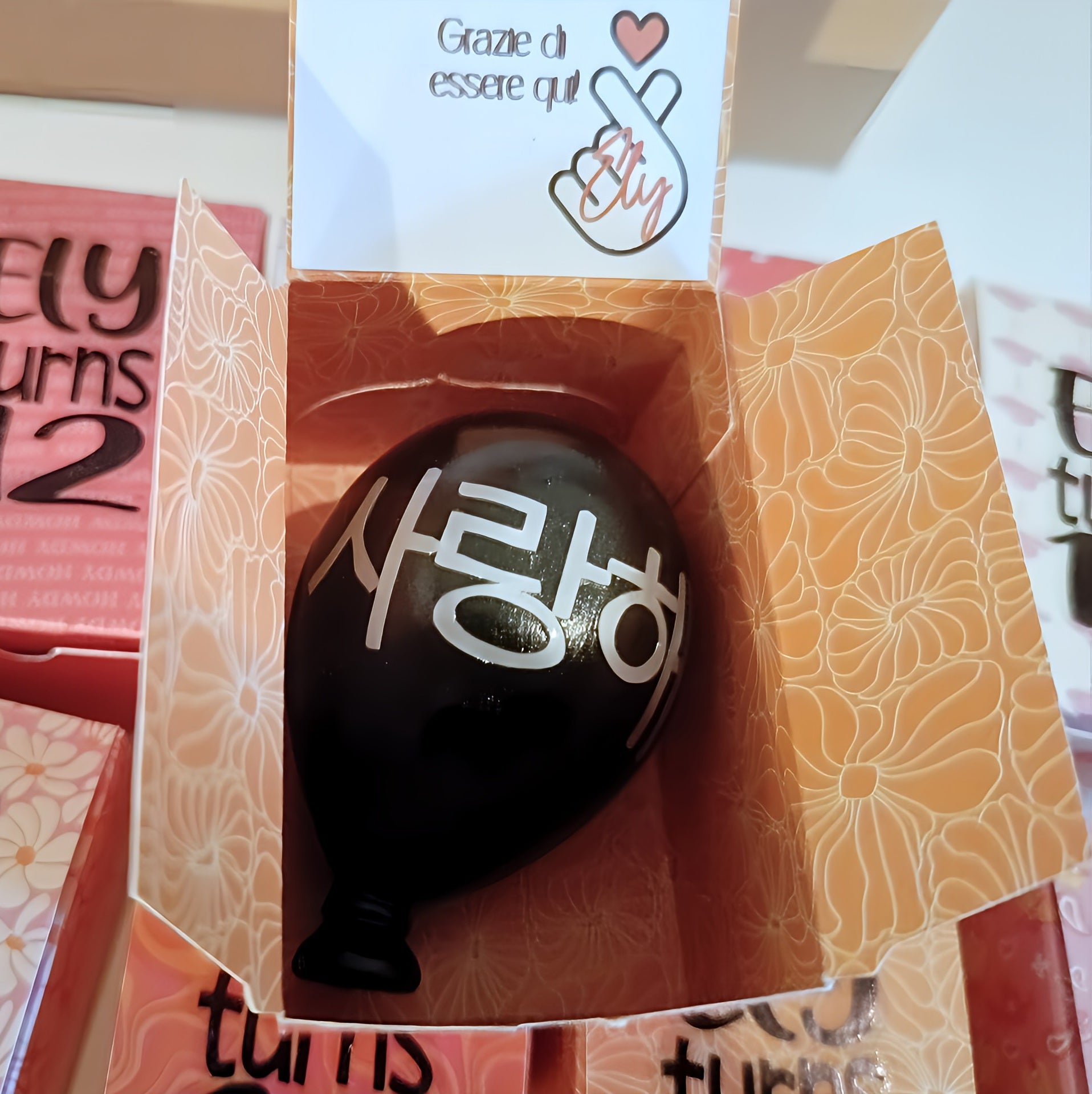 Black balloon with Korean text in floral gift box, birthday party favor, thank you card
