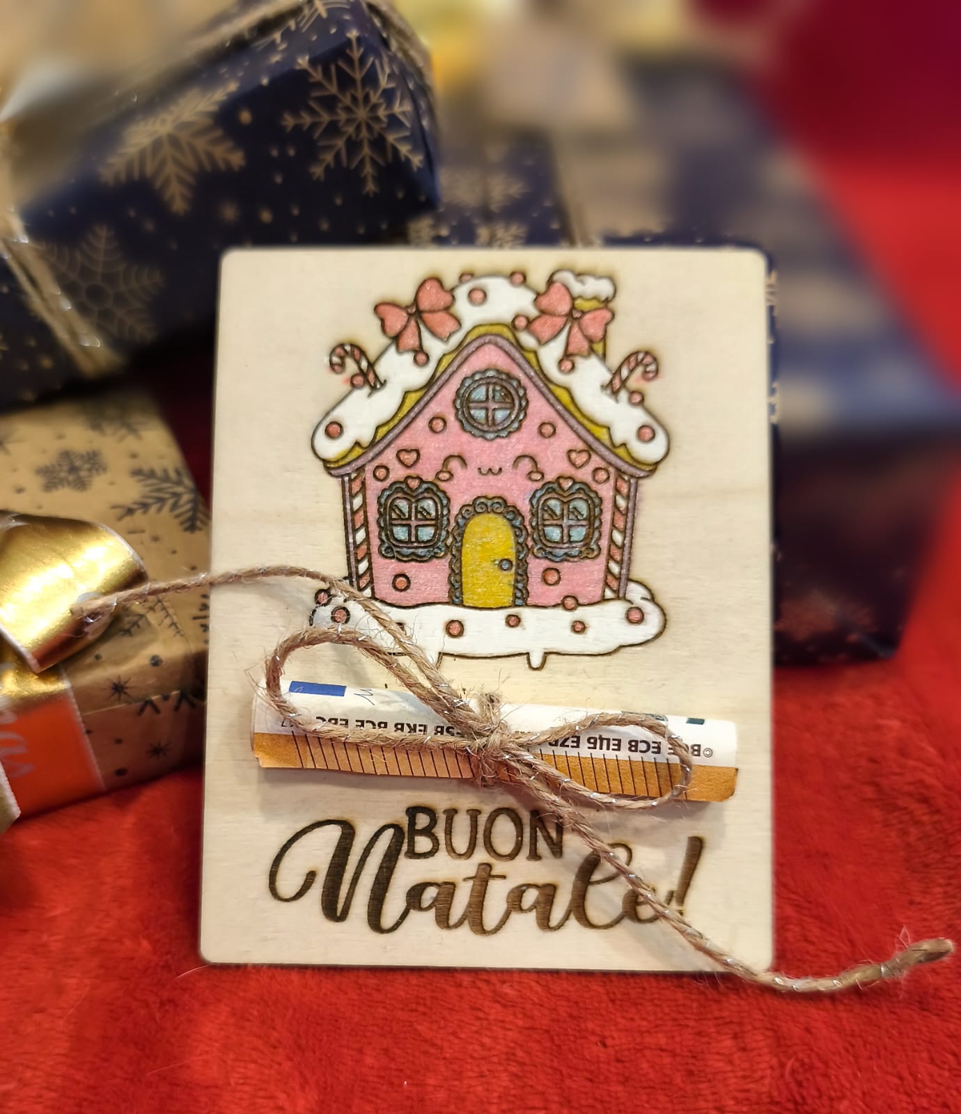 Casetta pan di zenzero Natale dipinta su legno naturale con rotolo banconote decorativo regalo