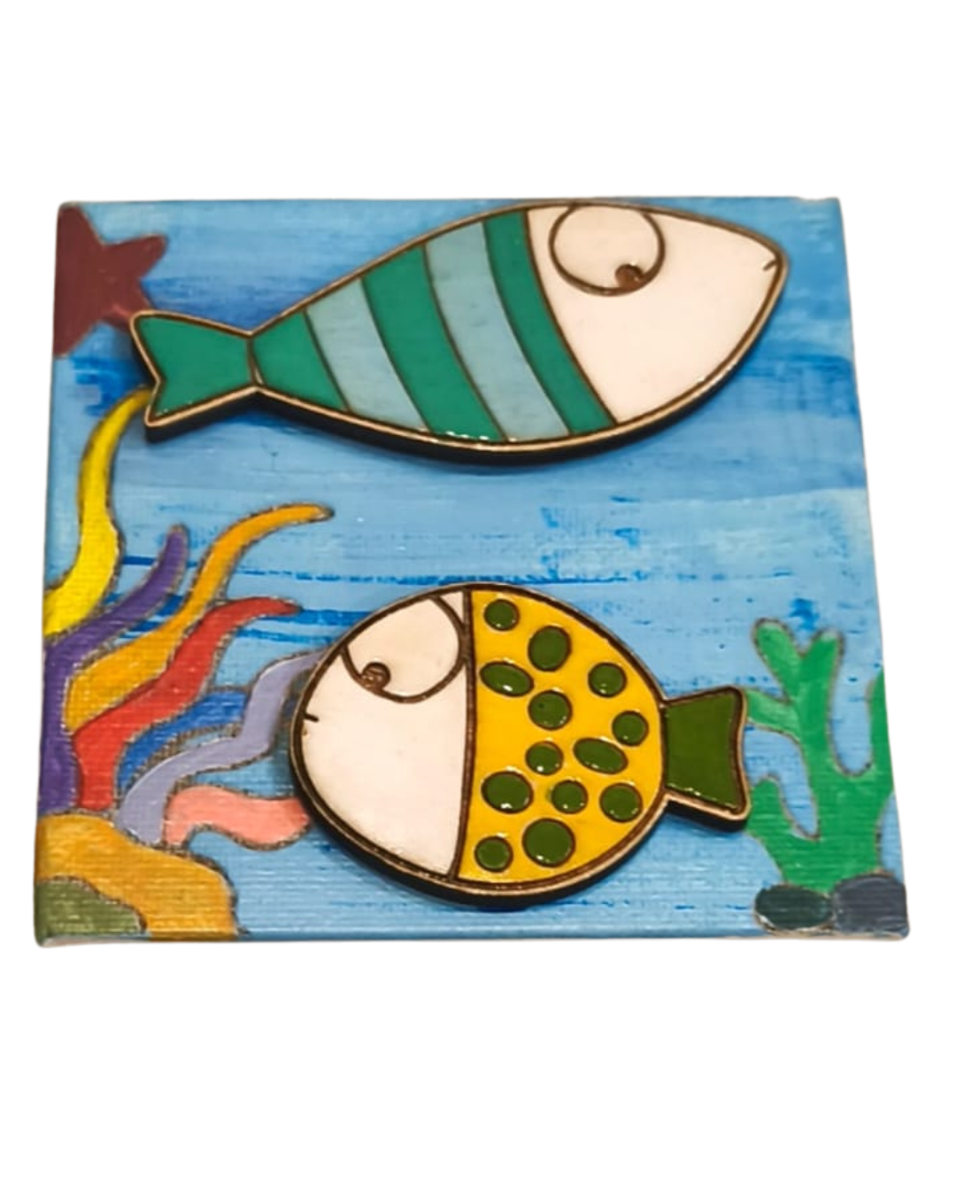 Quadretto 10x10 dipinto a mano con pesciolini in legno colorati su fondale marino azzurro