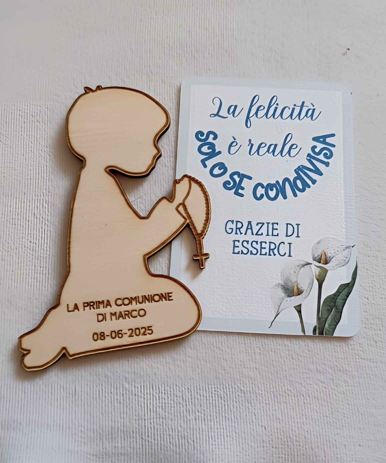 Wooden boy praying First Communion favor with Italian thank you card and lilies