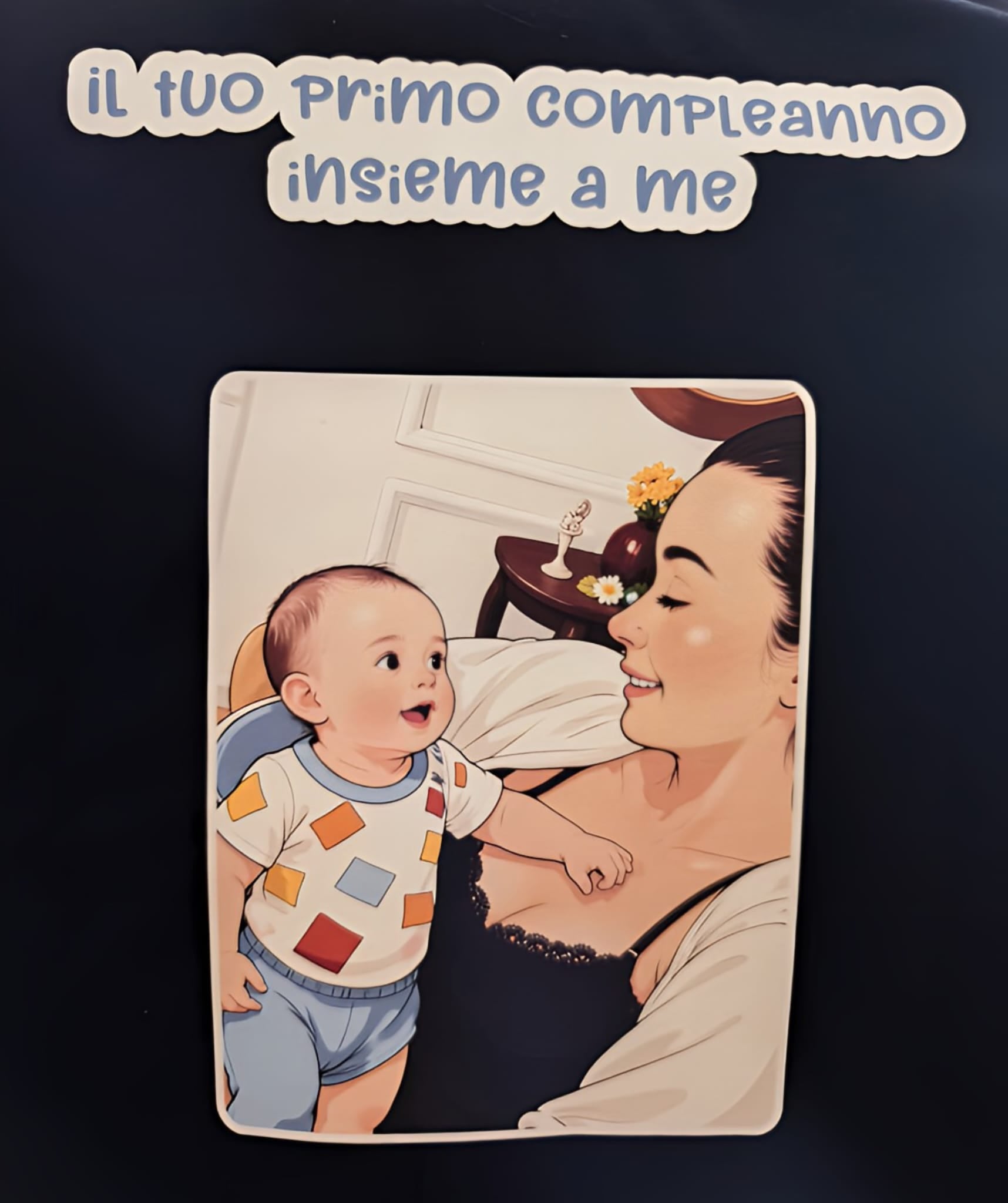 Mother smiling at baby on her lap with Italian text 'il tuo primo compleanno insieme a me' above.