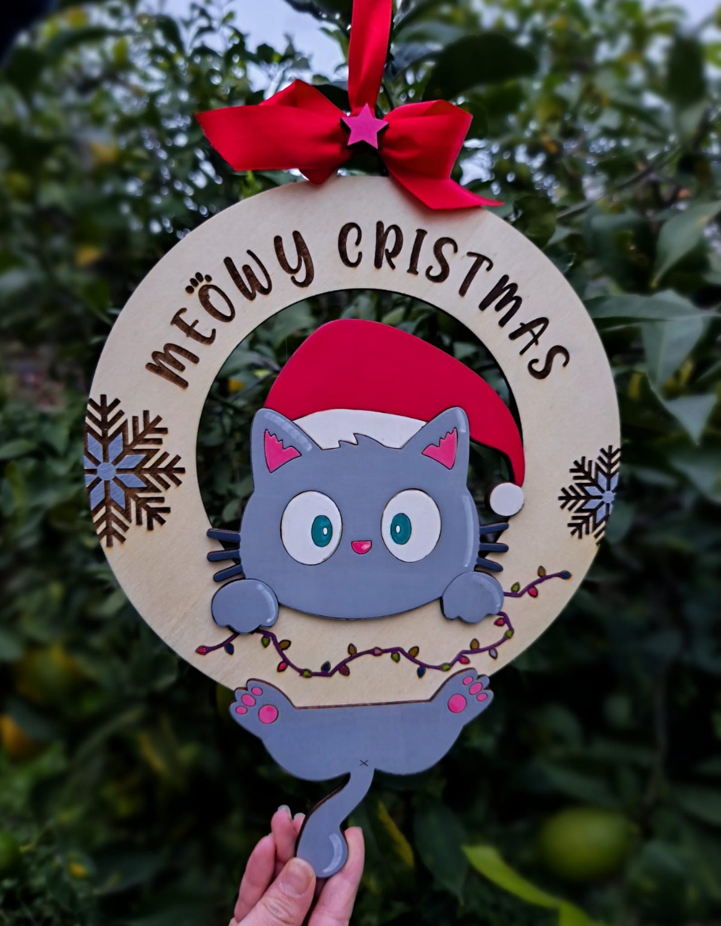 Wooden Christmas wreath with cartoon cat, Santa hat, red bow, and 'Meowy Cristmas' text.