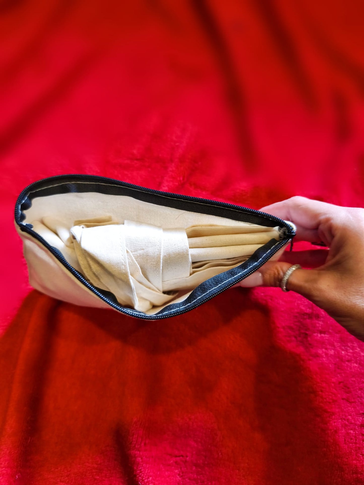 Pochette cotone naturale personalizzata con iniziale S e rosa rossa aperta con shopperdonna all'interno