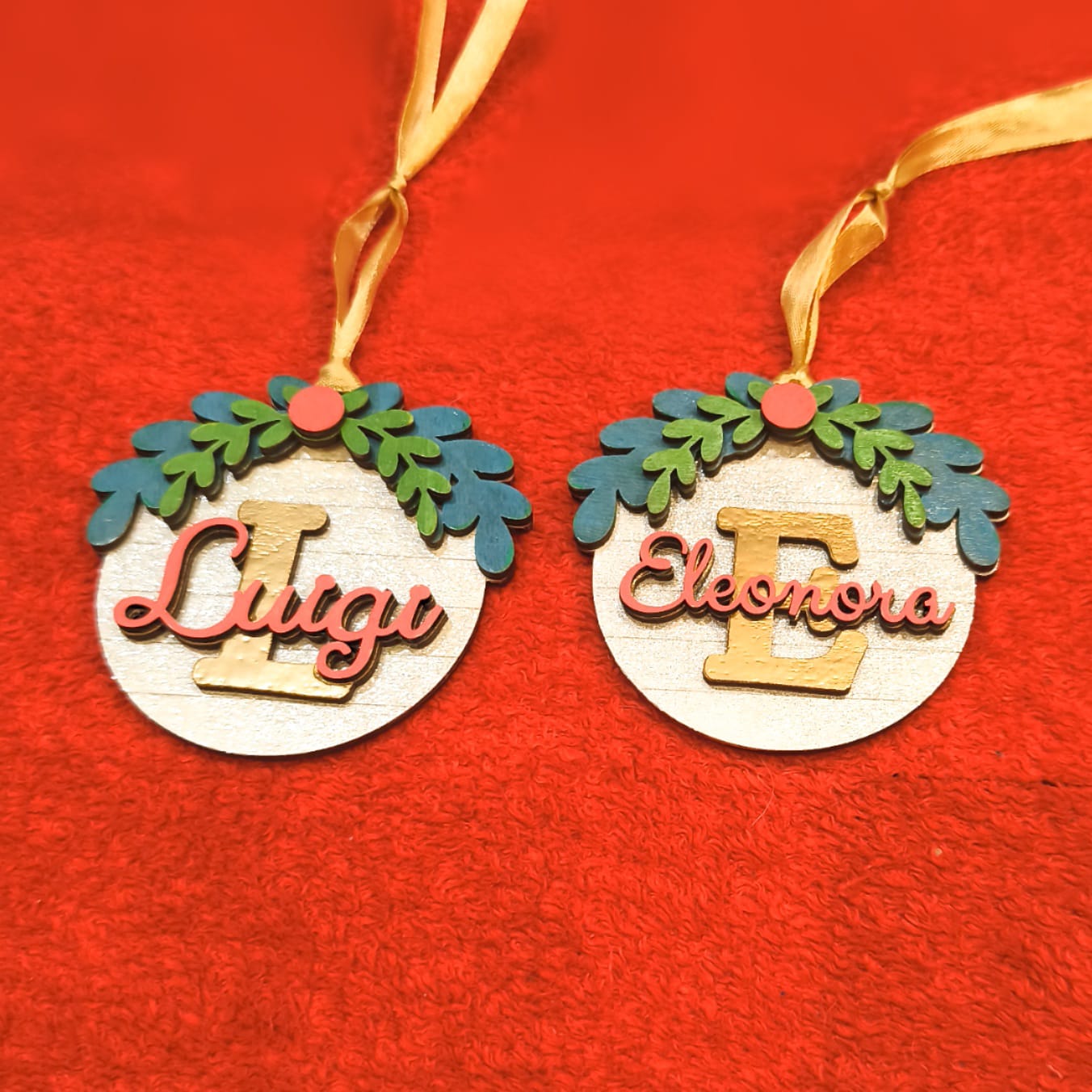  Coppia di palline di Natale personalizzate in legno con nomi Luigi ed Eleonora, iniziali dorate e ghirlanda decorativa blu-verde