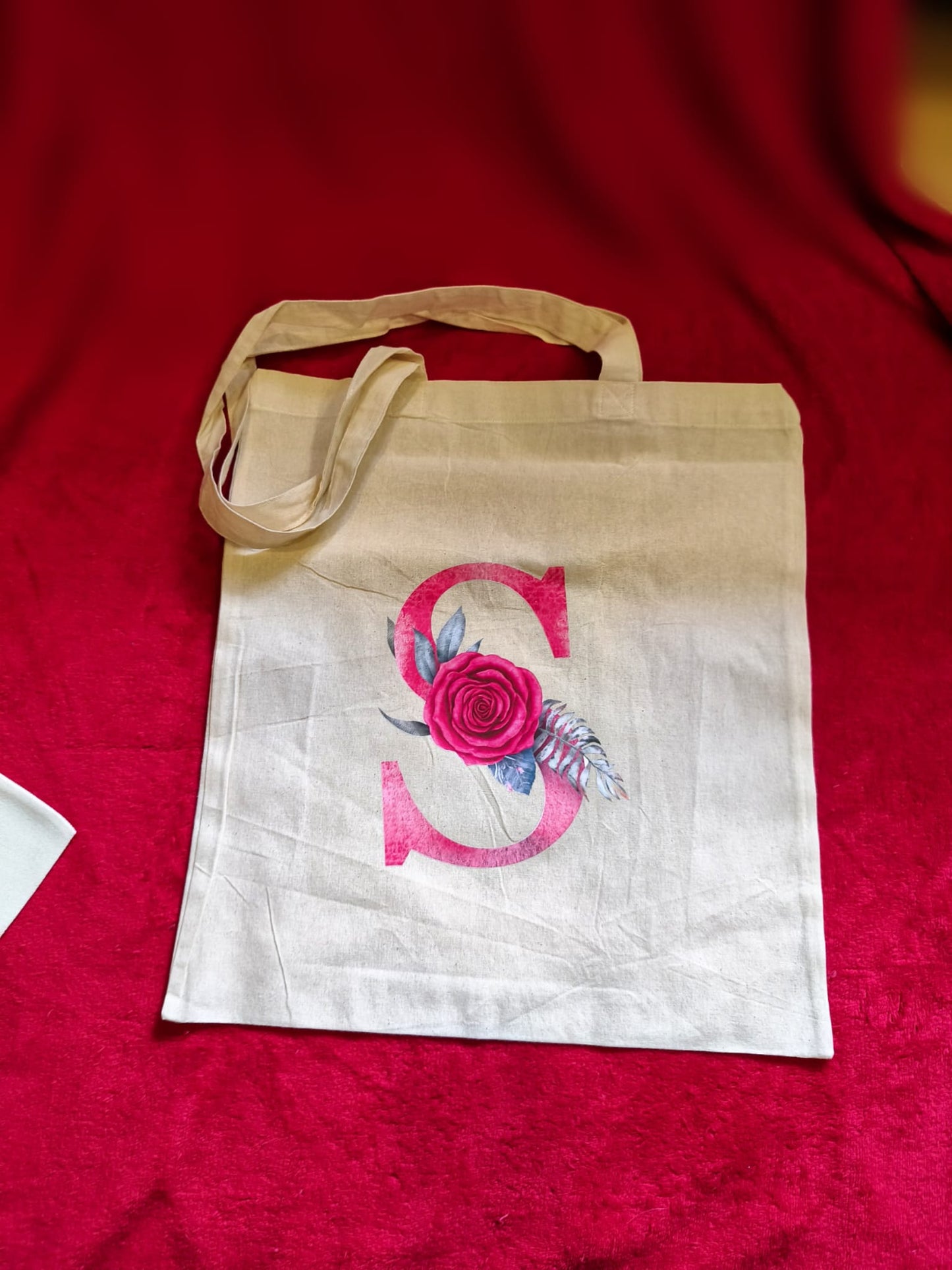 Shopper cotone naturale personalizzata con iniziale S e rosa rossa 